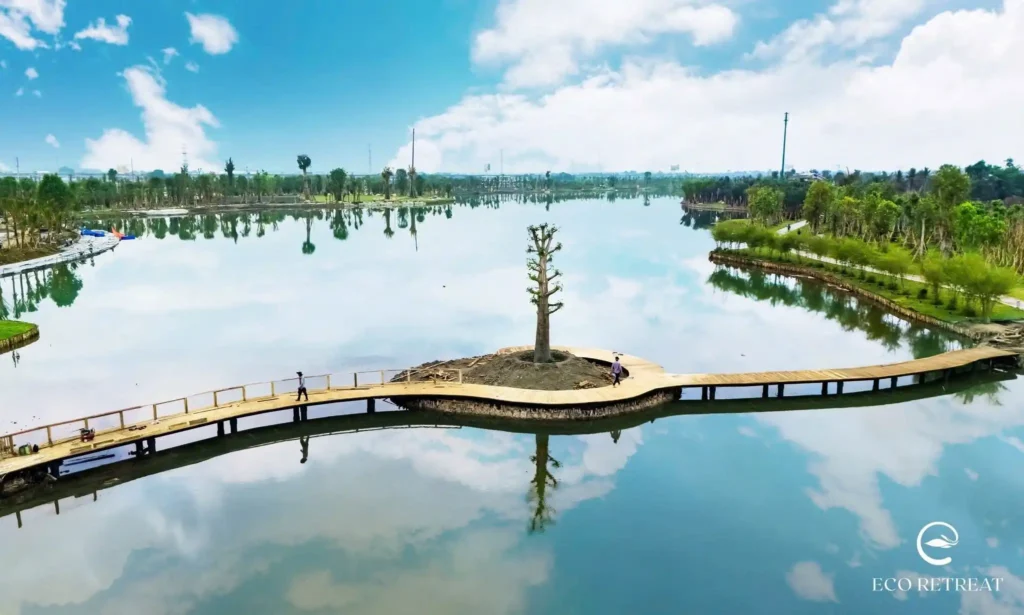 Hình ảnh: Cầu gỗ quanh hồ và cây bao bọc – thực tế tháng 4/2025
