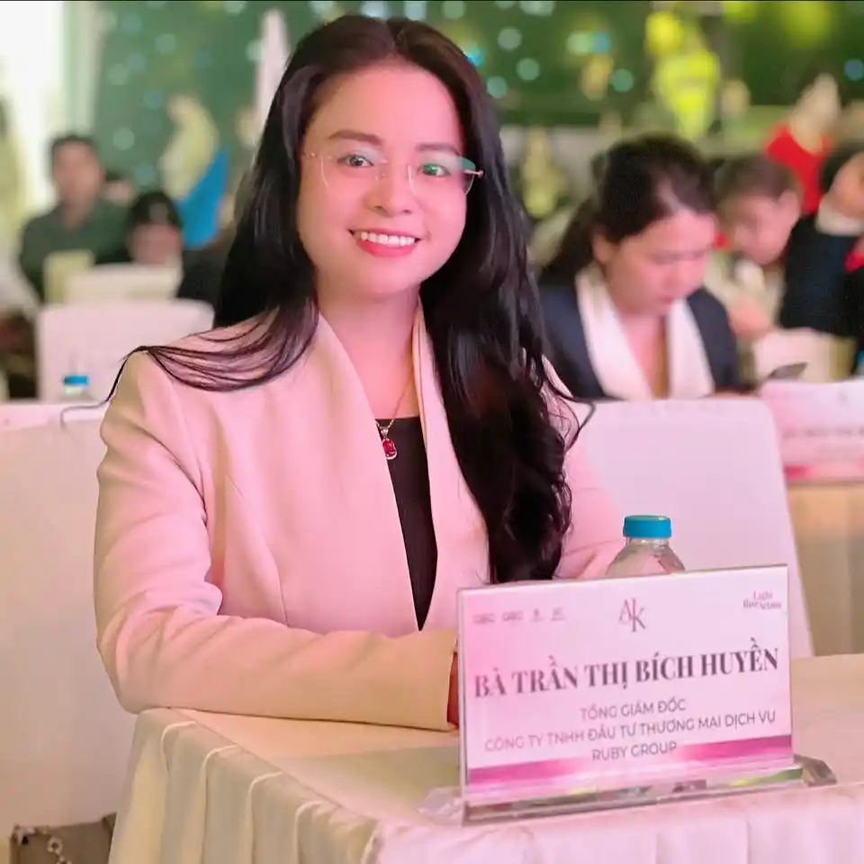 Bà Trần Thị Bích Huyền – Chủ tịch đồng thời là Tổng Giám Đốc Công ty Ruby Group