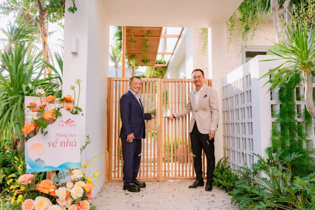 Ông.Kiều Hữu Dũng (Bên trái) và Ông. Nguyễn Đức Quang tại sự kiện Khai trương nhà mẫu La Tiên Villa