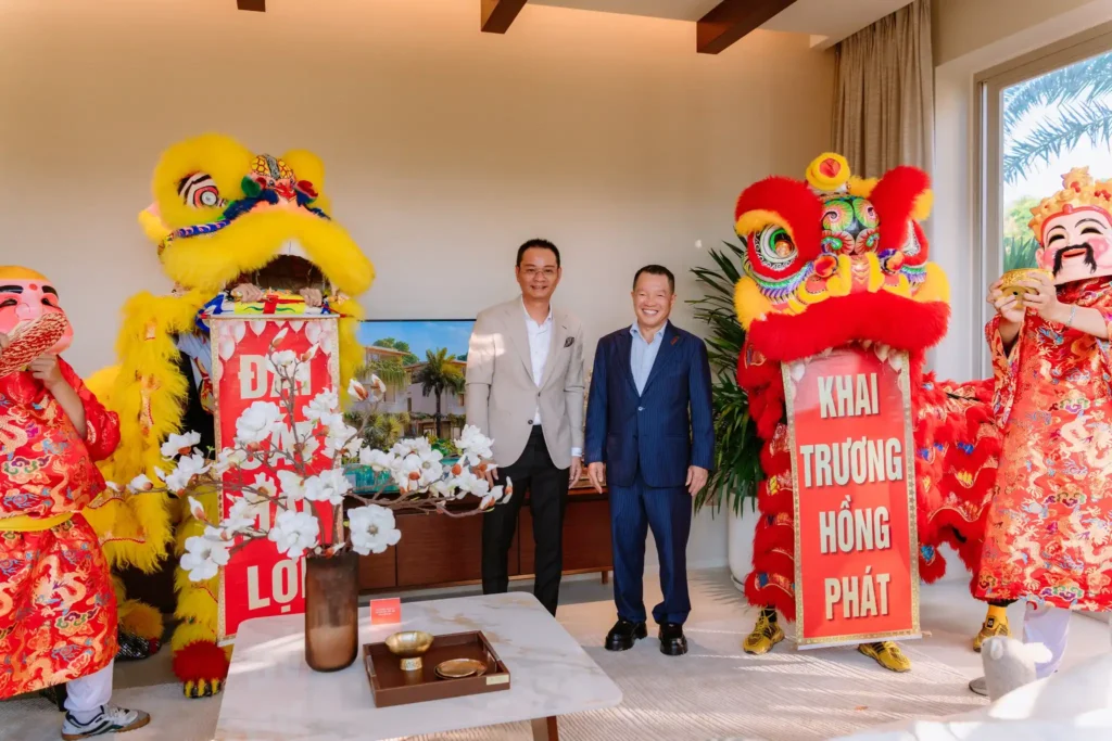 Ông.Kiều Hữu Dũng (Bên trái) và Ông. Nguyễn Đức Quang tại sự kiện Khai trương nhà mẫu La Tiên Villa