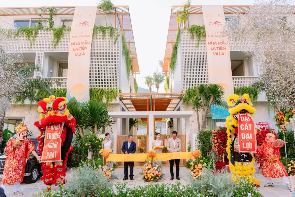 Ông.Kiều Hữu Dũng (Bên trái) và Ông. Nguyễn Đức Quang tại sự kiện Khai trương nhà mẫu La Tiên Villa